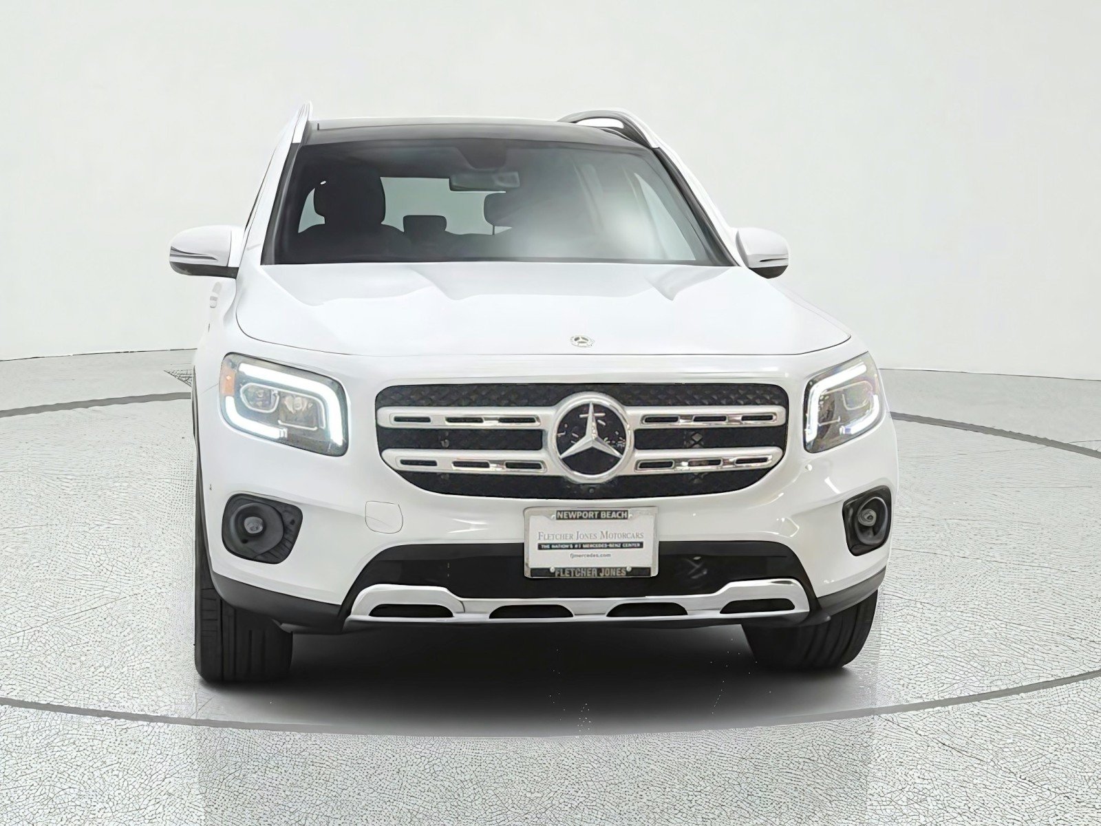 Used 2022 Digital White Metallic Mercedes-Benz GLB 250 SUV image 2