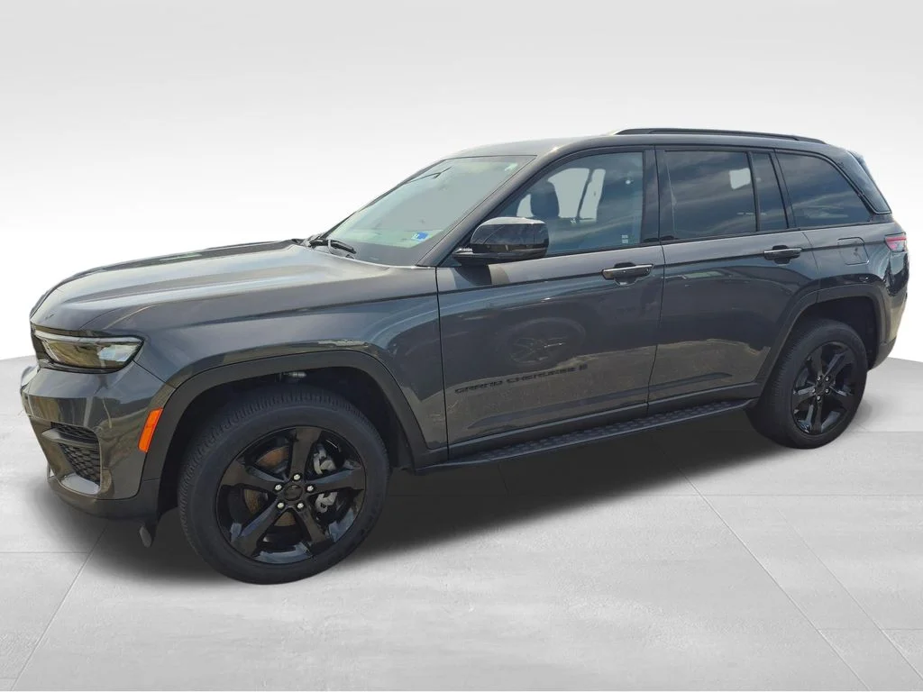 Used 2025 Gray Jeep Altitude X image 3