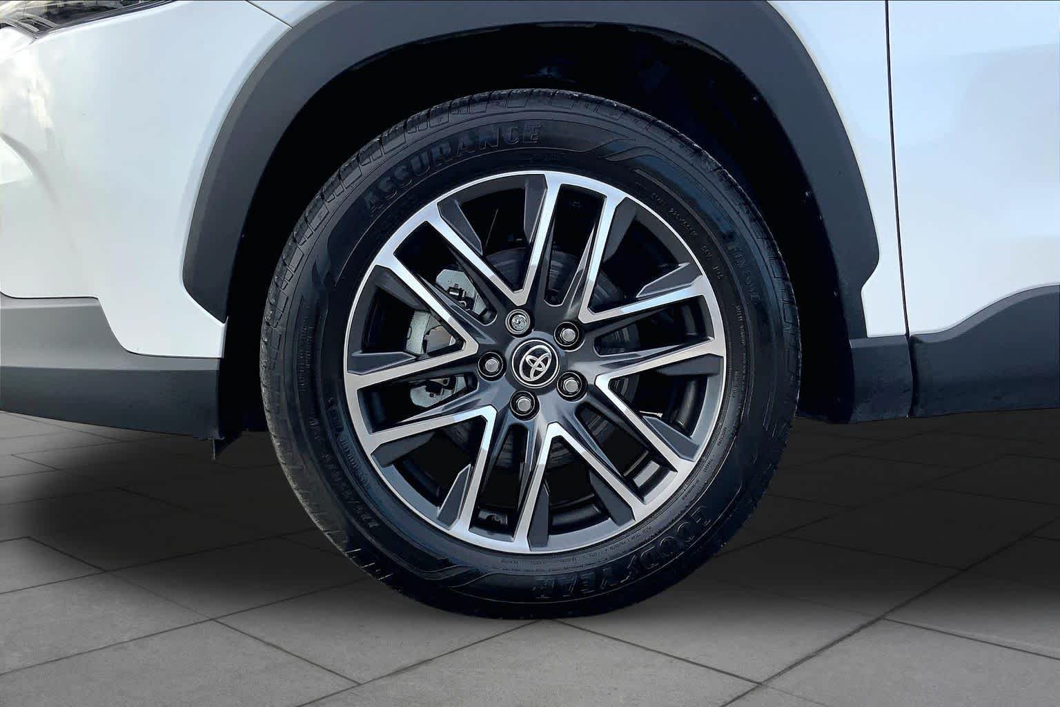 Used 2026 Wind Chill Pearl Toyota XLE image 11
