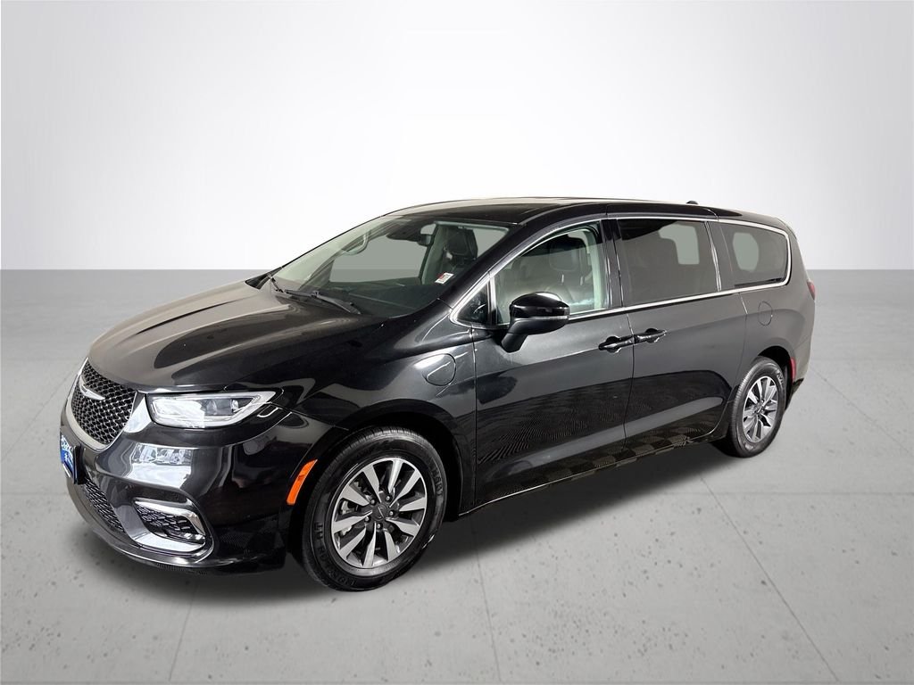 Used 2023 Black Chrysler Touring L image 2