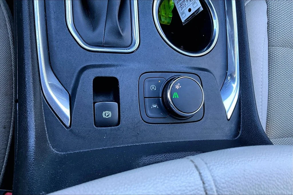 Used 2022 White Chevrolet LS image 17