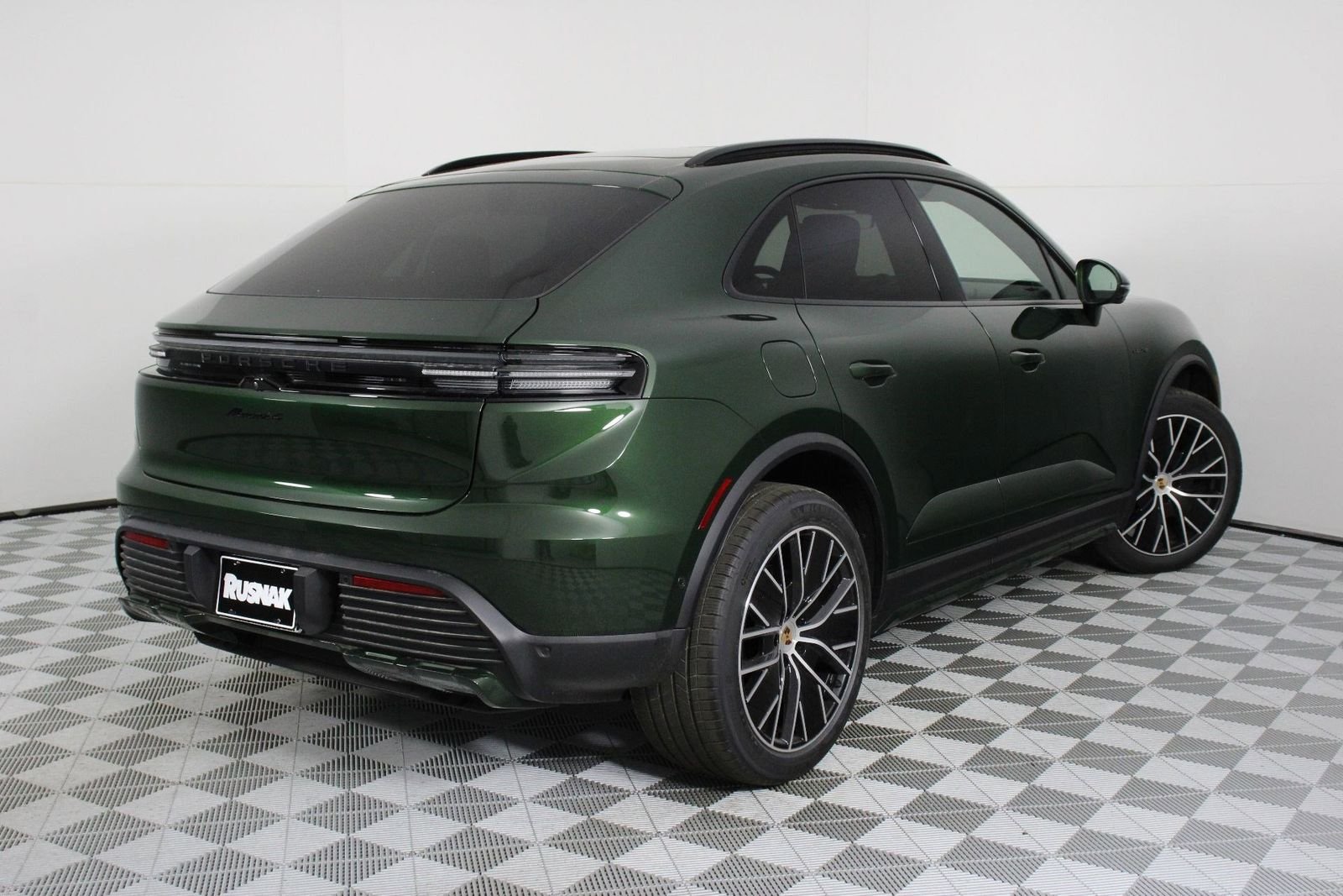 New 2026 Oak Green Metallic Neo Porsche 4 image 7