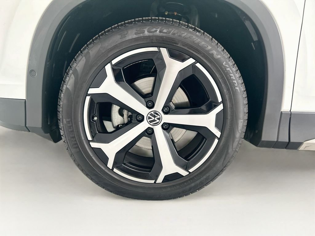 Certified Used 2025 White Volkswagen 2.0T SE image 28