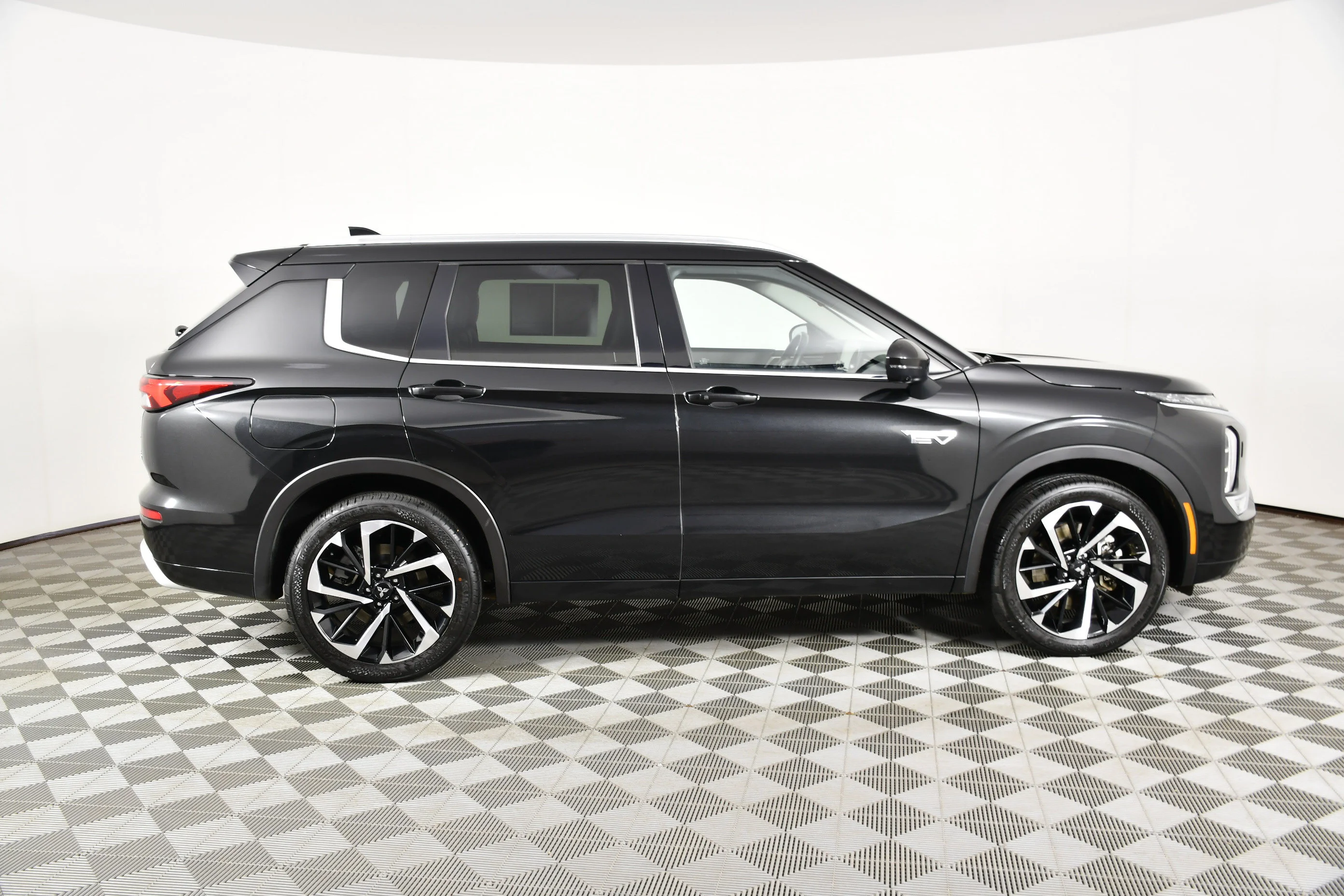 Certified Used 2024 Black Diamond Mitsubishi SEL image 5