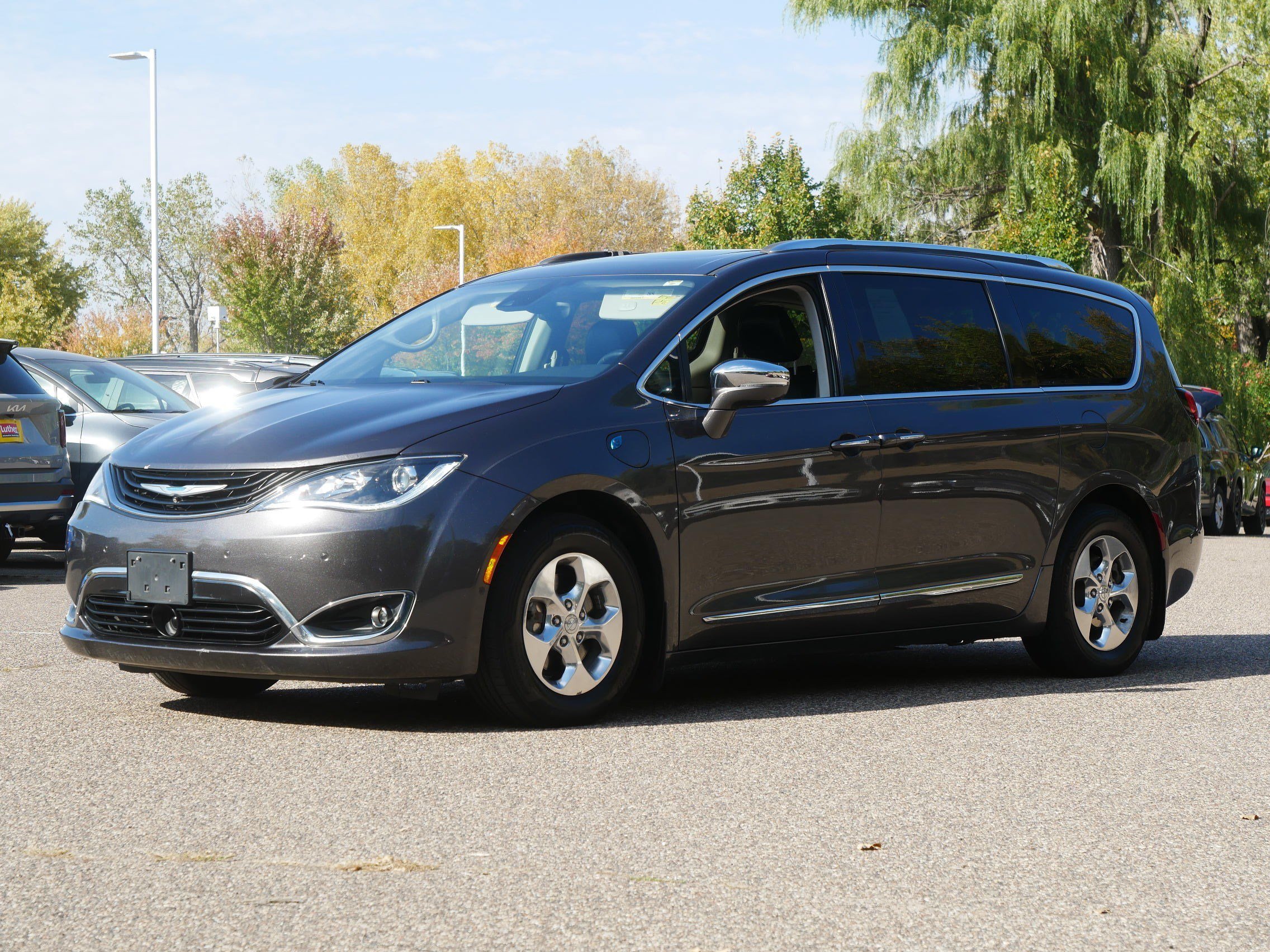 Used 2018 Granite Crystal Metallic Clearcoat Chrysler Hybrid Limited image 3