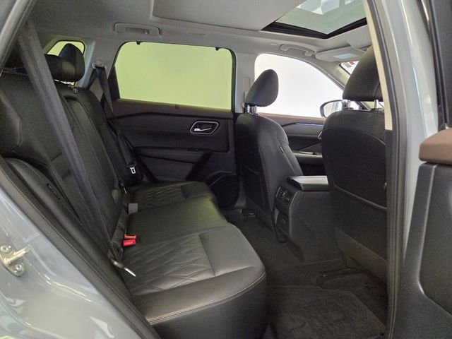 Used 2023 Gray Nissan Platinum image 17