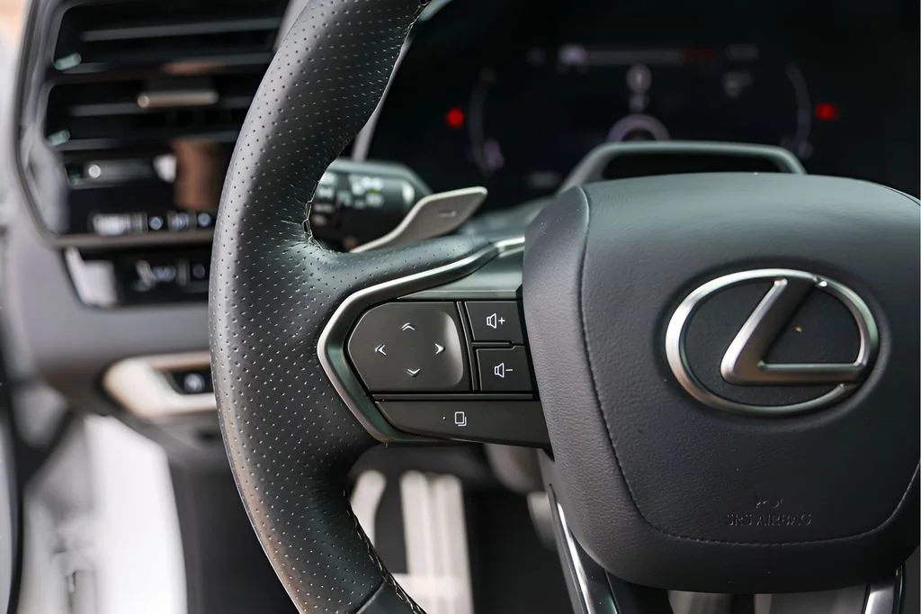 Used 2024 White Lexus 500h F SPORT Performance image 17