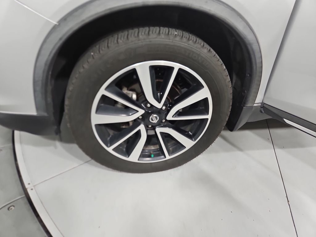 Used 2018 Silver Nissan SL image 27