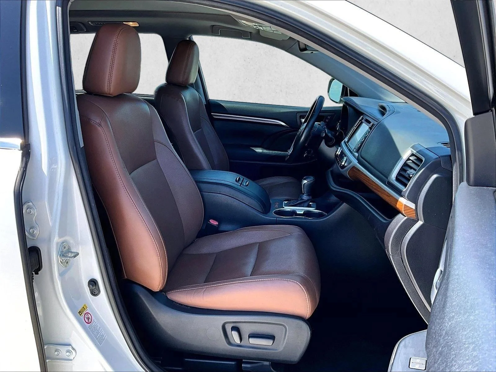 Used 2017 Blizzard Pearl Toyota Limited Platinum image 9