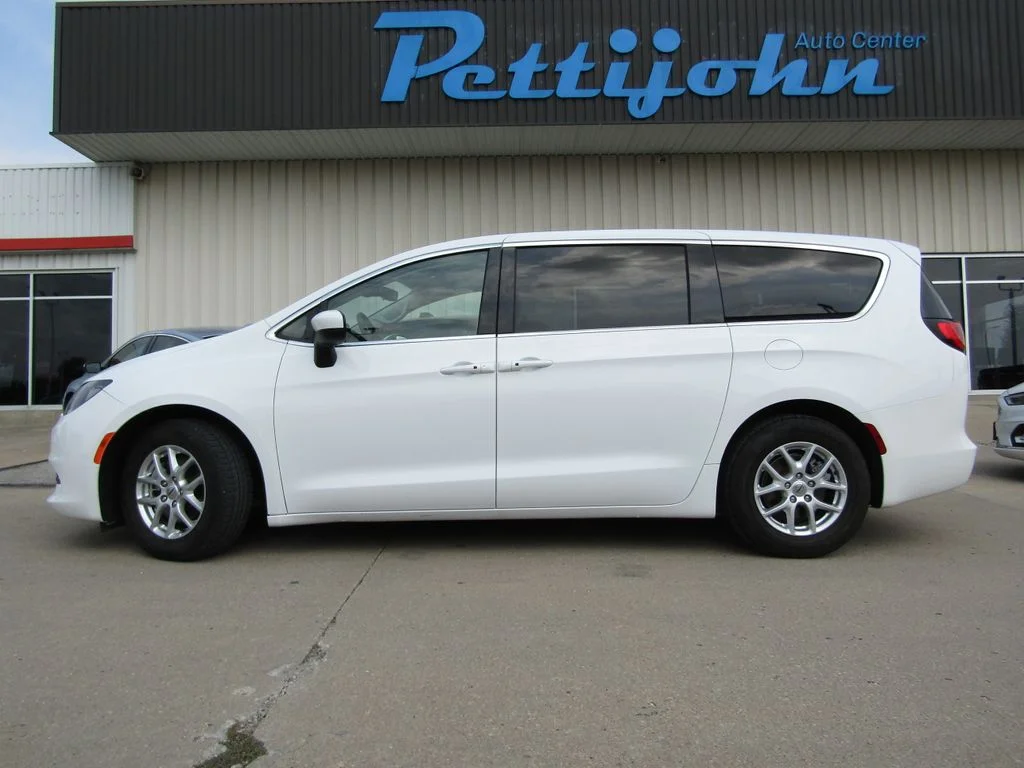 Used 2023 White Chrysler LX image 11