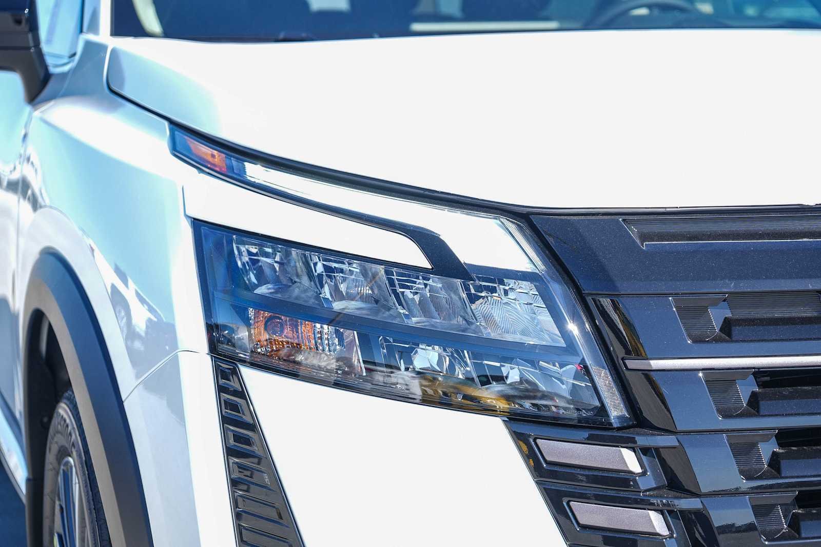 New 2026 Everest White Pearl TriCoat Nissan Platinum image 4