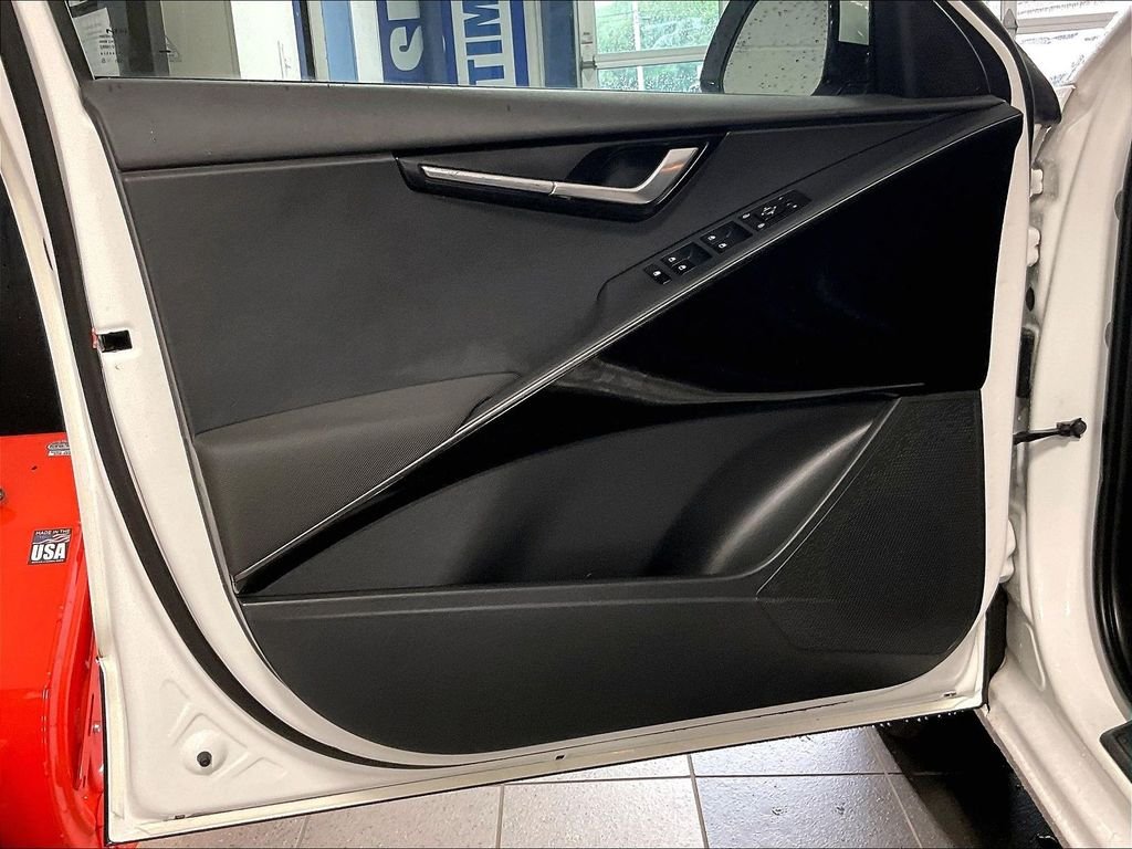Used 2023 White Kia Wind image 9