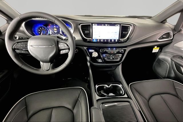 New 2027 Diamond Black Crystal Pearl-Coat Exterior Paint Chrysler Limited image 6