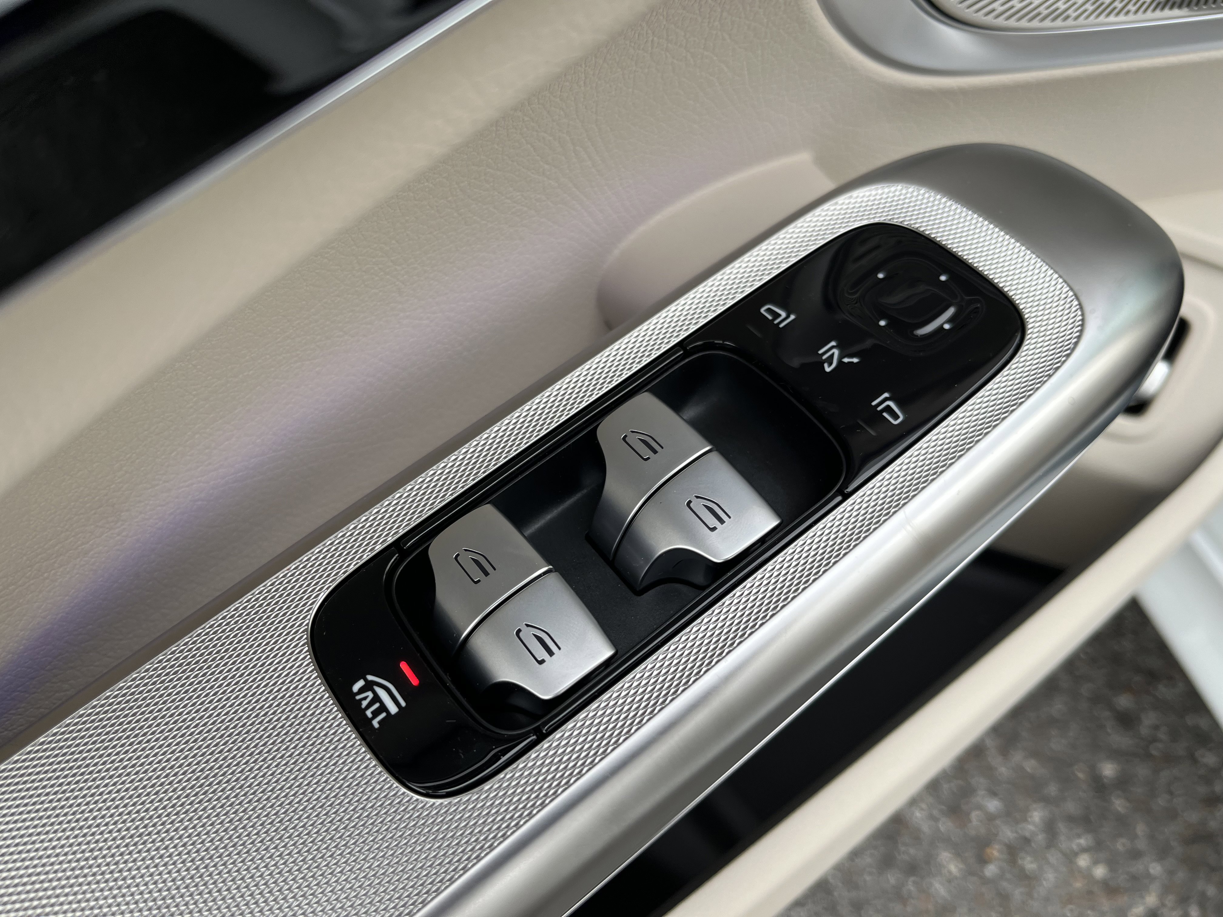 New 2026 MANUFAKTUR Moonlight White Metallic Mercedes-Benz CLE 450 image 15