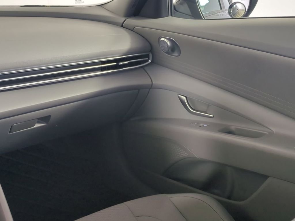 2025 Hyundai Elantra SE - Photo 18