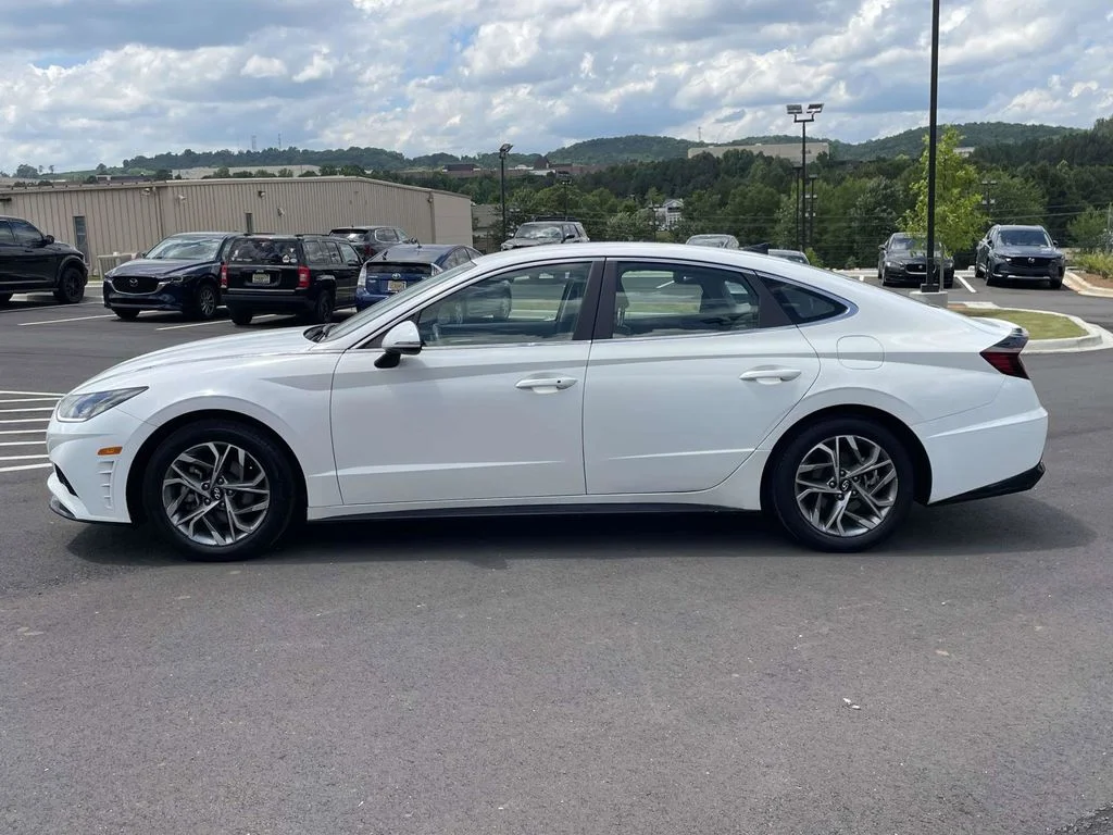 Used 2023 White Hyundai SEL image 6