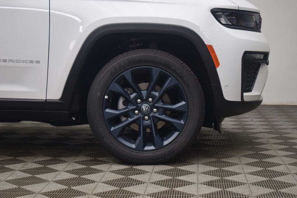 New 2026 Bright White Clear-Coat Exterior Paint Jeep  image 6
