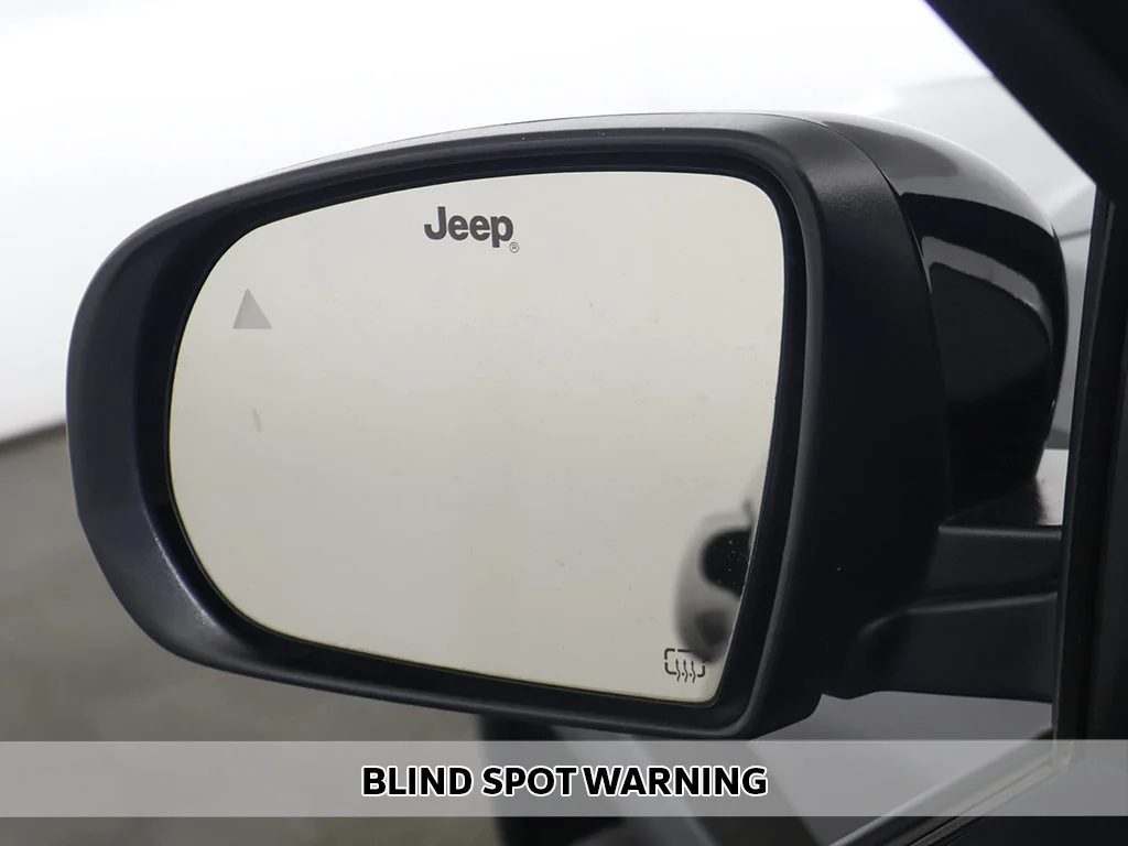 Used 2022 Black Jeep Latitude Lux image 3