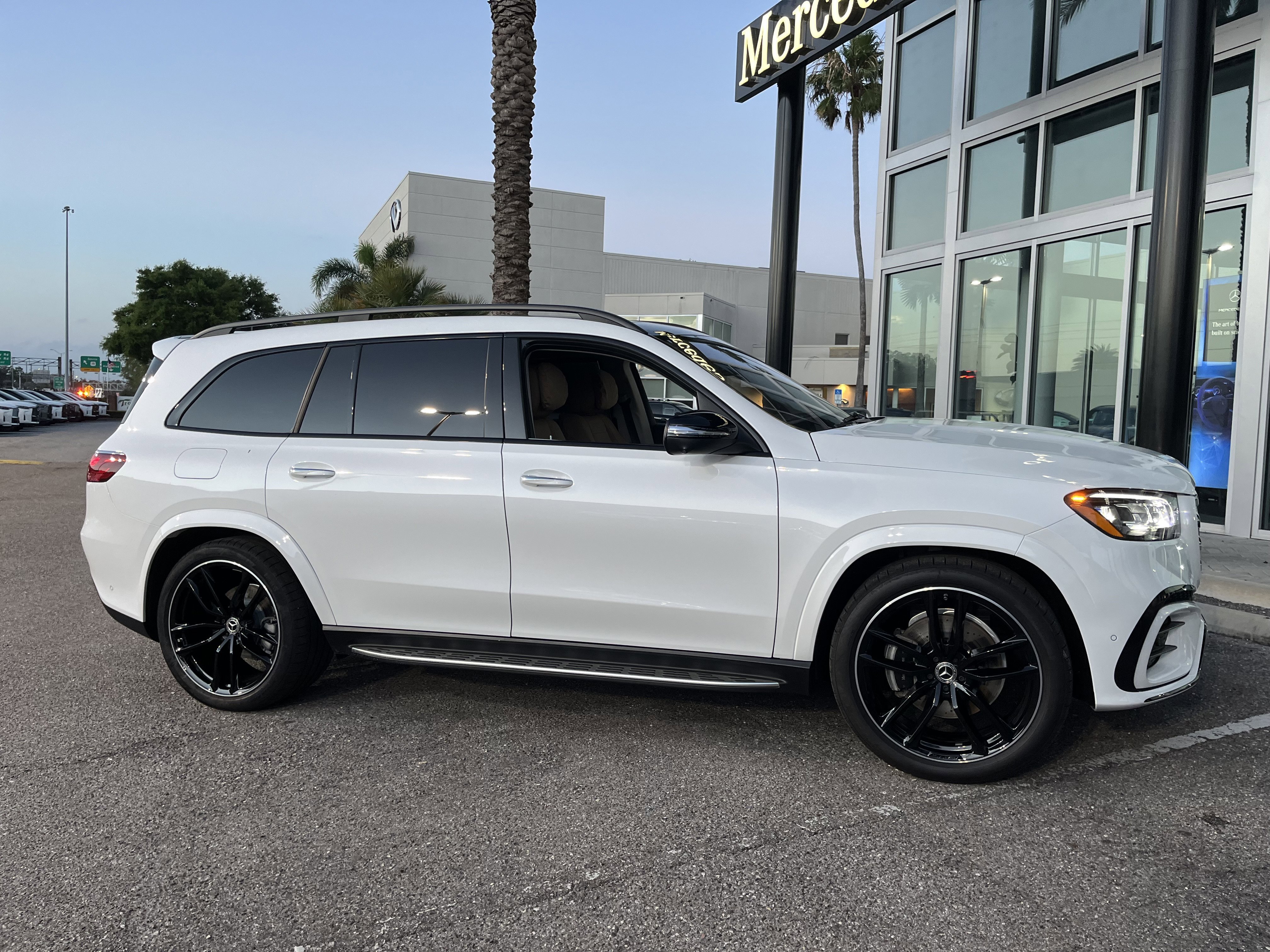 New 2026 MANUFAKTUR Moonlight White Metallic Mercedes-Benz GLS 450 image 9