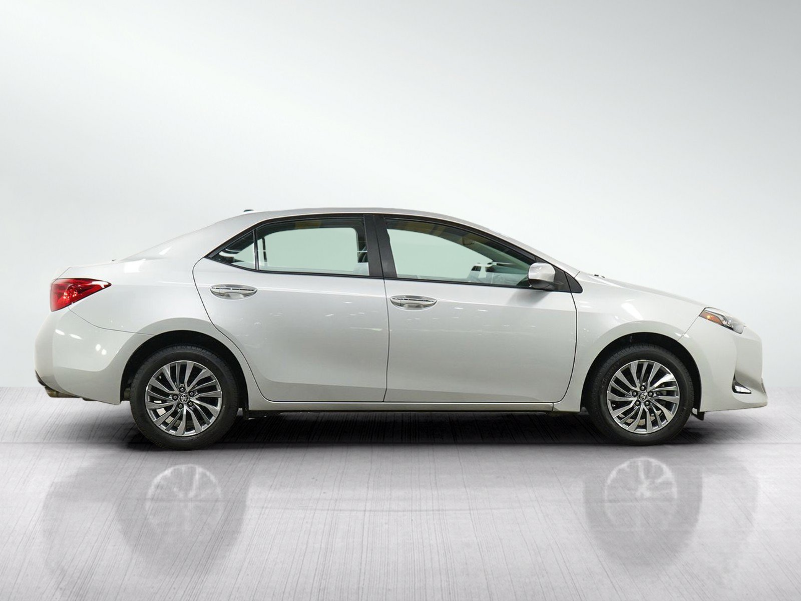 Used 2017 Classic Silver Metallic Toyota Xle image 6