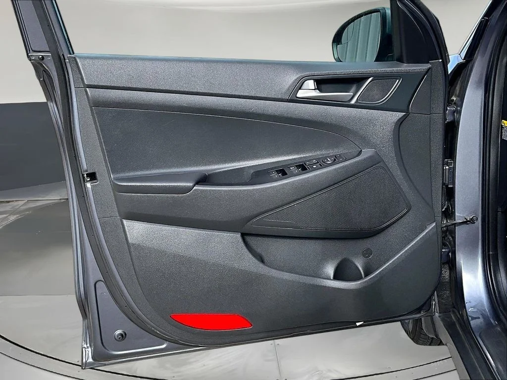 Used 2018 Gray Hyundai SE image 23