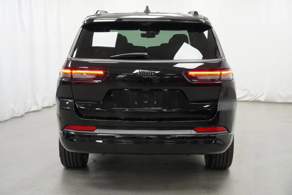 New 2026 Diamond Black Crystal Pearl-Coat Exterior Paint Jeep Limited image 10