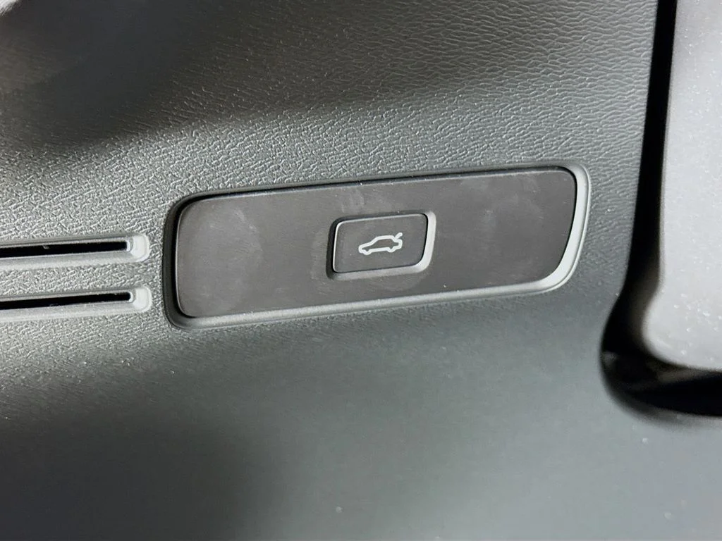 New 2026 White Volvo B5 Ultra Black Edition image 10