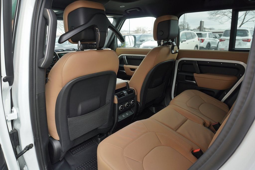 Used 2026 White Land Rover X-Dynamic SE image 33