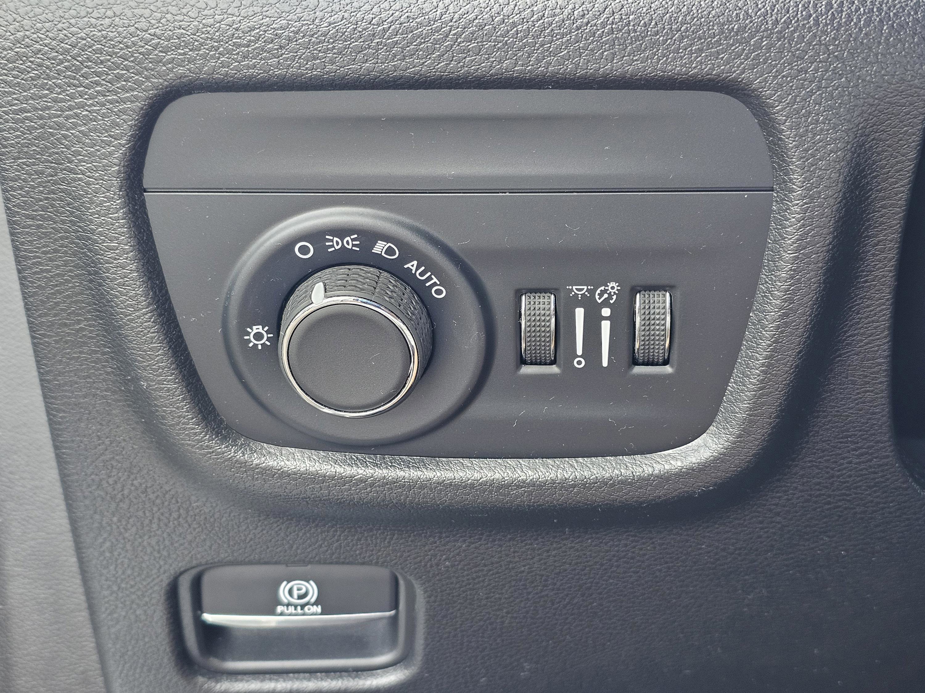 Used 2023 Silver Zynith Jeep Altitude image 19