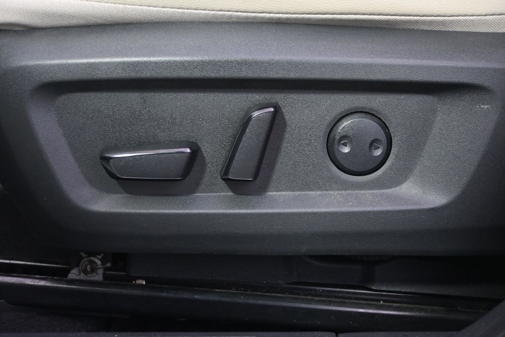 Used 2021 Pearl White Nissan SL image 14