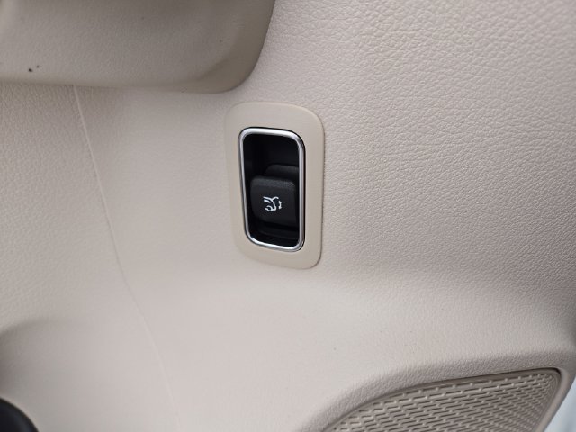 New 2026 Polar White Mercedes-Benz GLB250 image 23