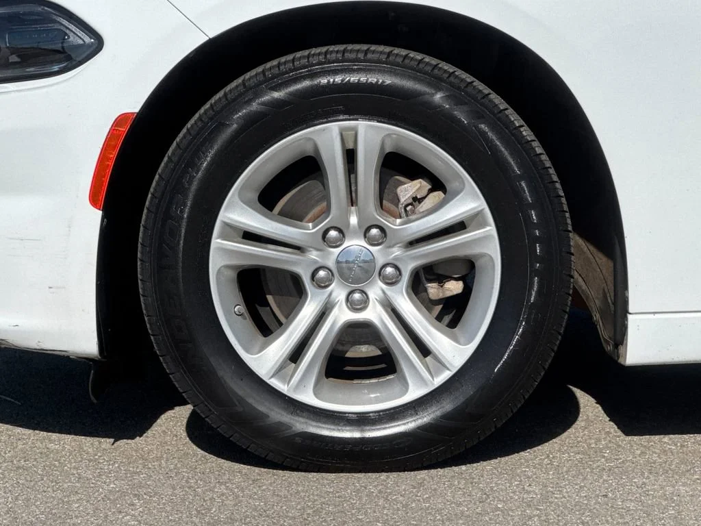 Used 2022 White Dodge SXT RWD image 30