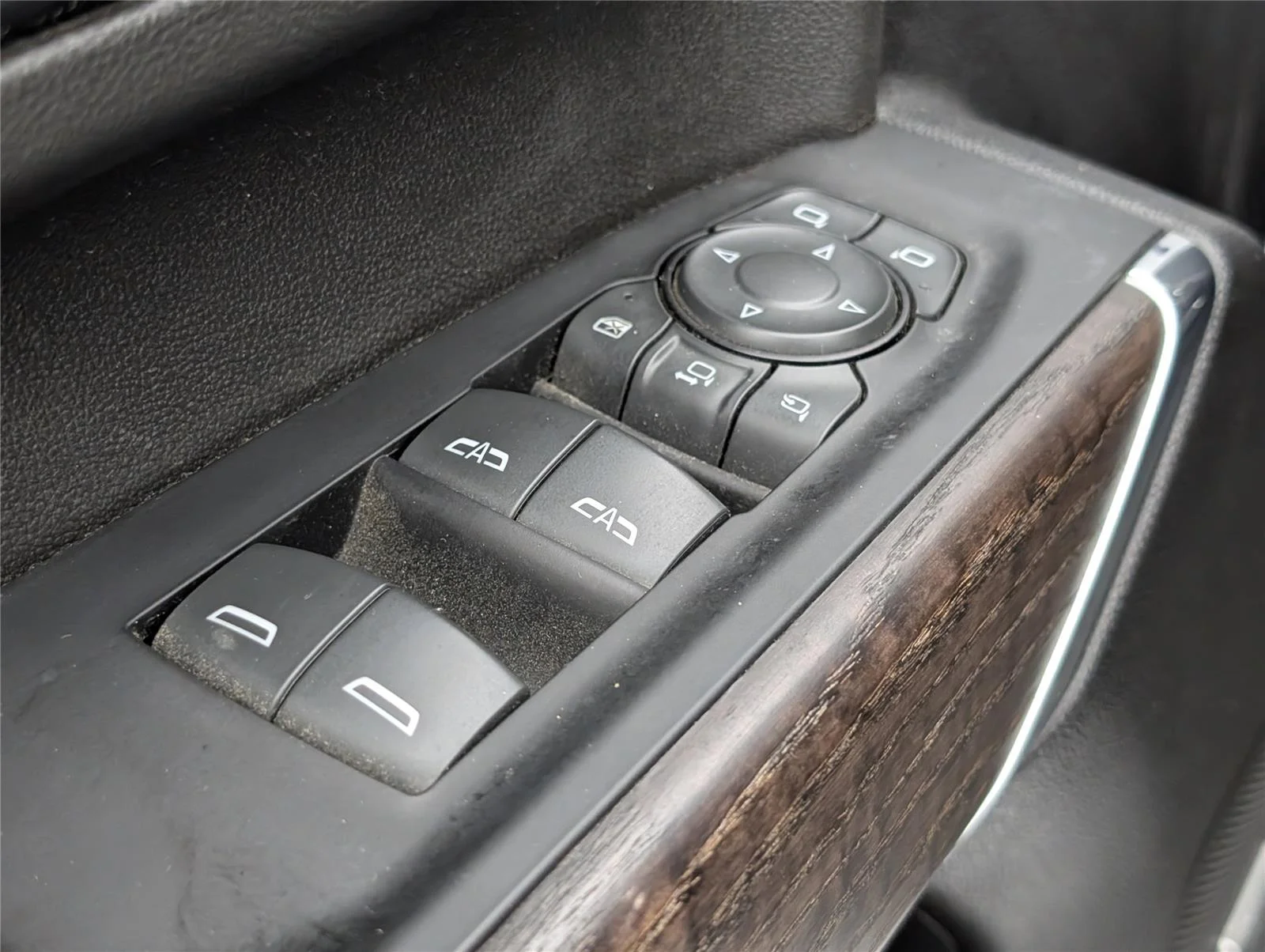 Used 2023 White Frost Tricoat GMC Denali image 16