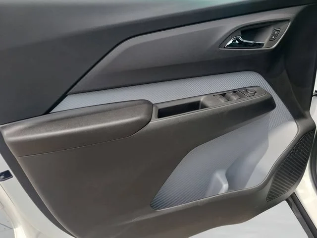 New 2027 Summit White Chevrolet LT image 13