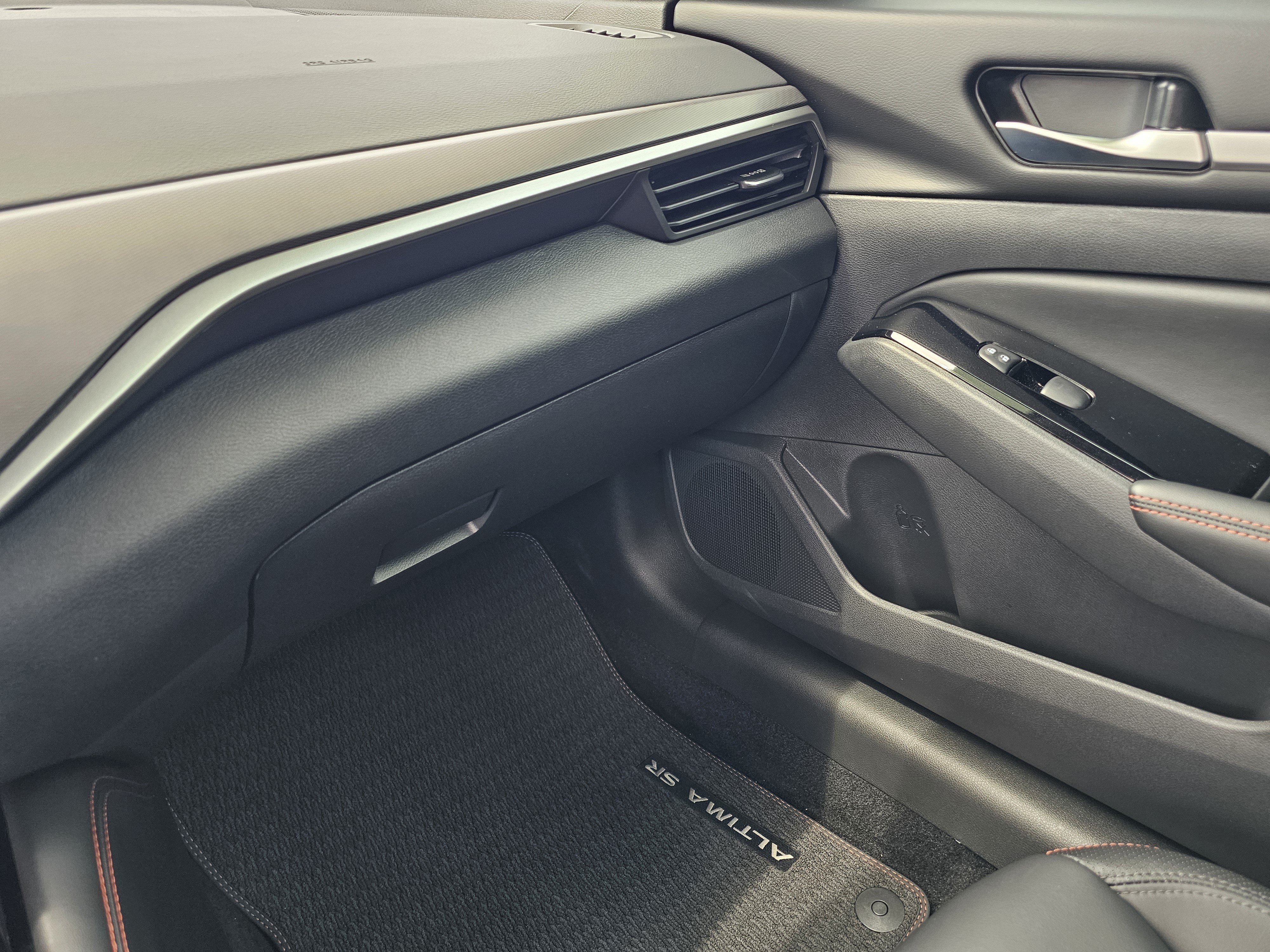 Used 2025 Gray Nissan SR FWD image 27