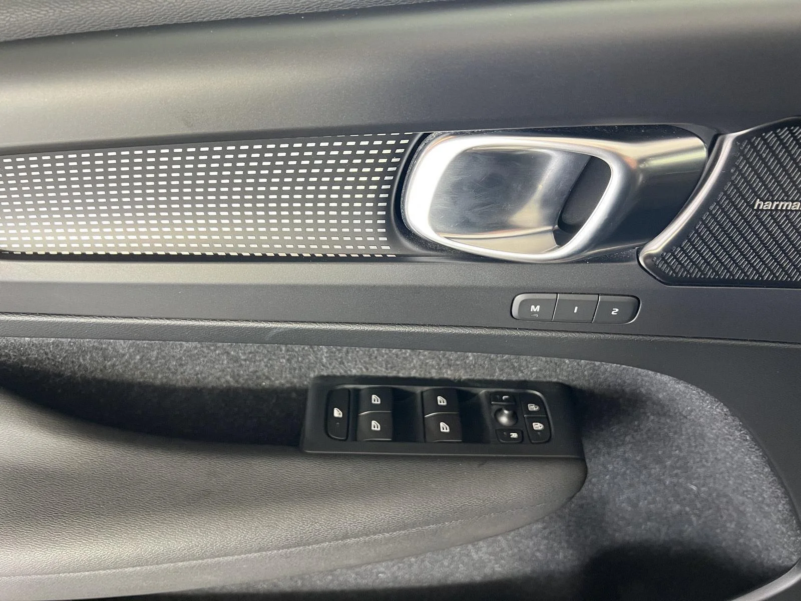 Used 2019 Gy Volvo R-Design image 13