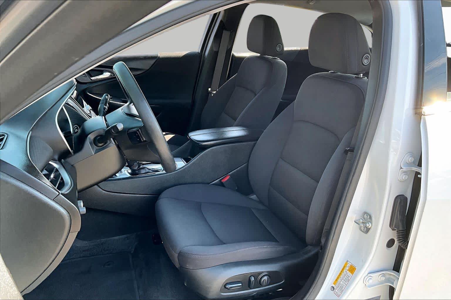 Used 2025 White Chevrolet LT image 7