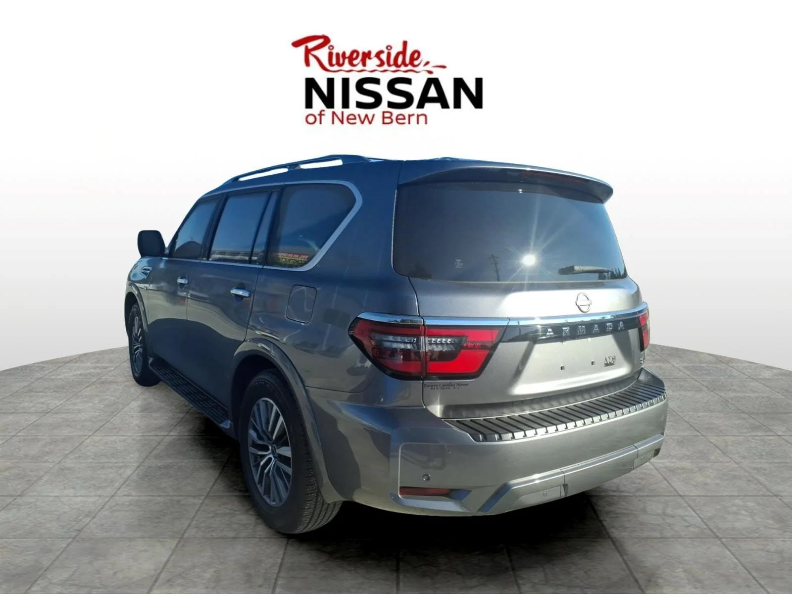 Used 2022 Gray Nissan SL image 4