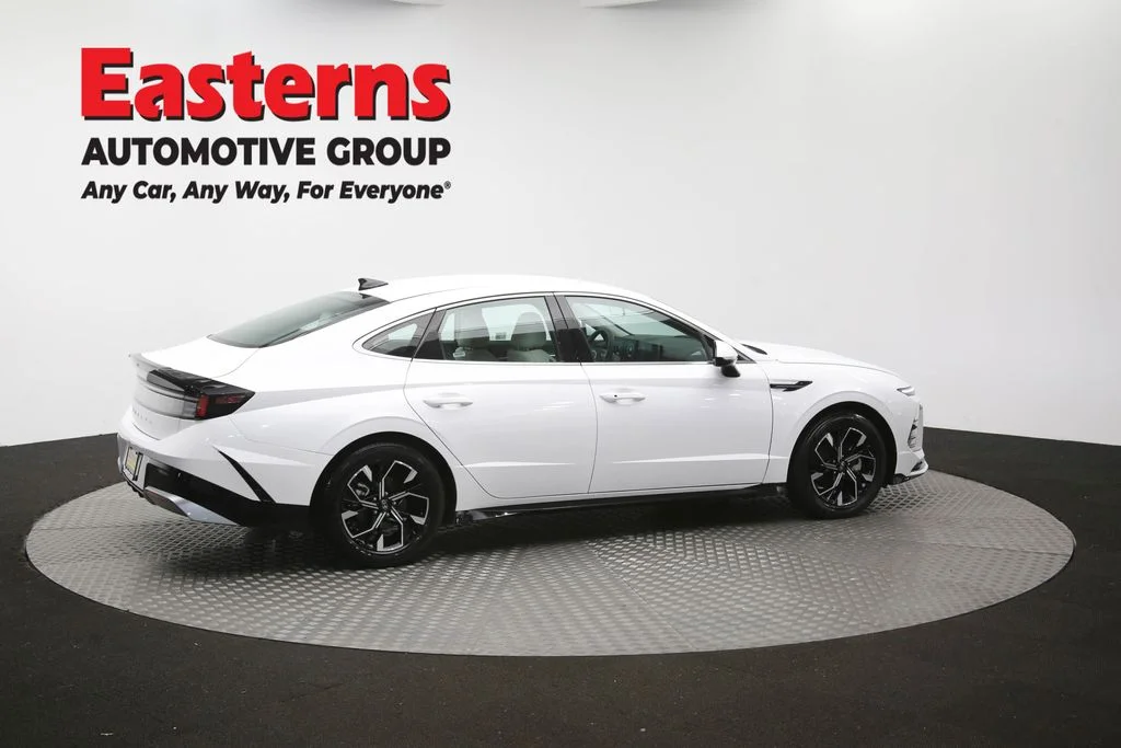 Used 2025 White Hyundai SEL image 43
