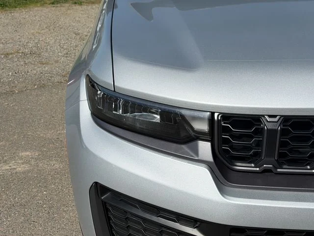 New 2026 Silver Zynith Exterior Paint Jeep Altitude image 5