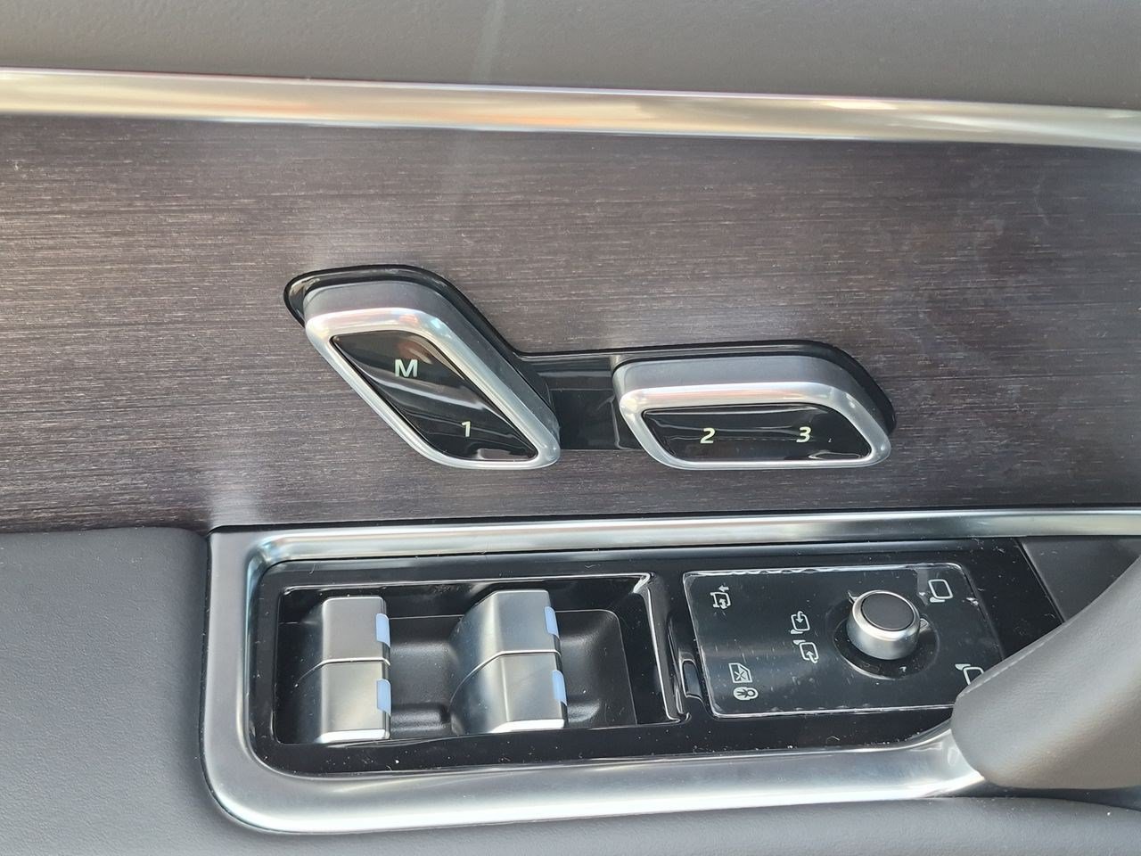 New 2026 Carpathian Grey Premium Metallic Land Rover SE image 21
