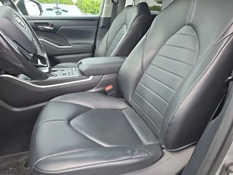 Used 2021 Silver Toyota XLE image 11