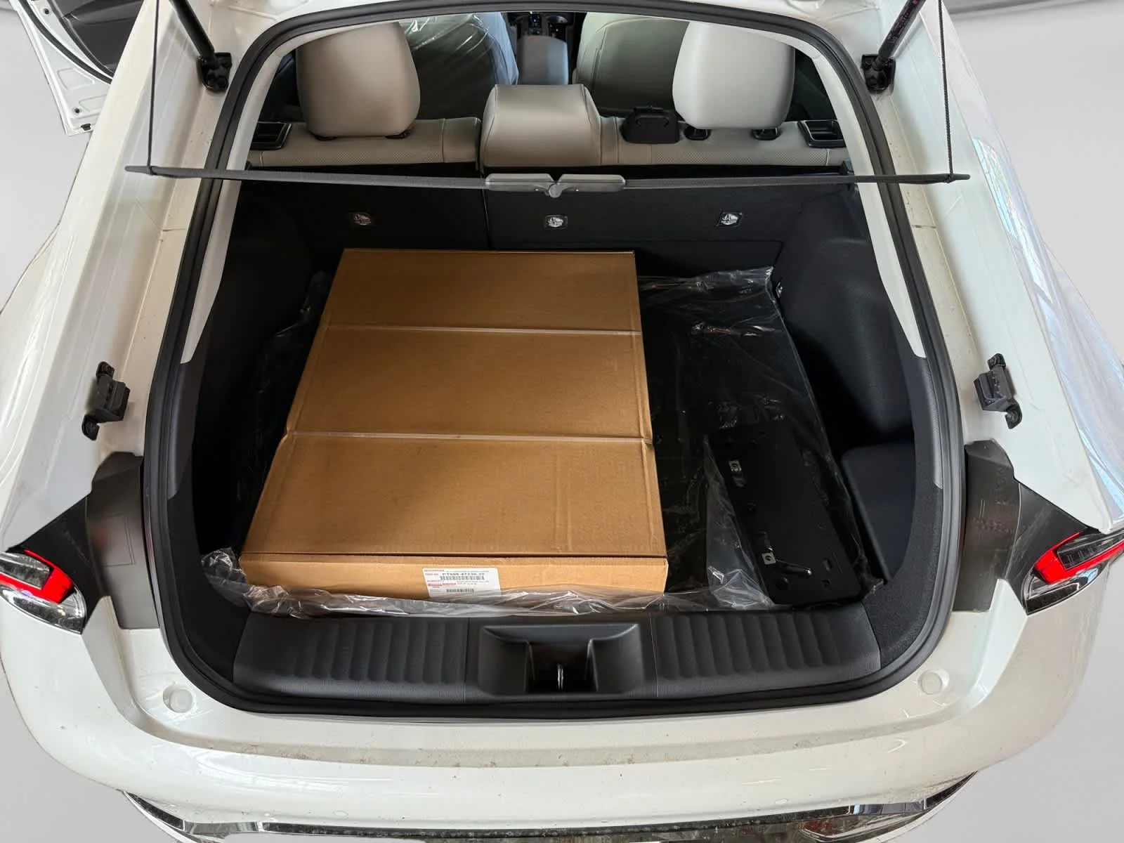 2027 Toyota Prius XLE - Photo 23