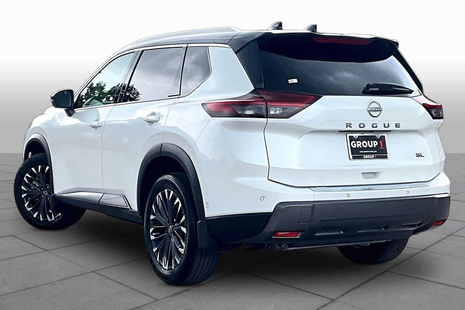 Certified Used 2025 Everest White Pearl/Super Black Nissan SL image 12
