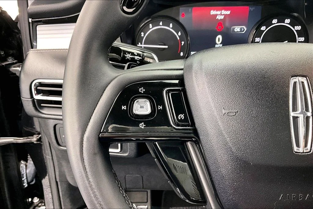 Used 2022 Black Metallic Lincoln Standard image 18
