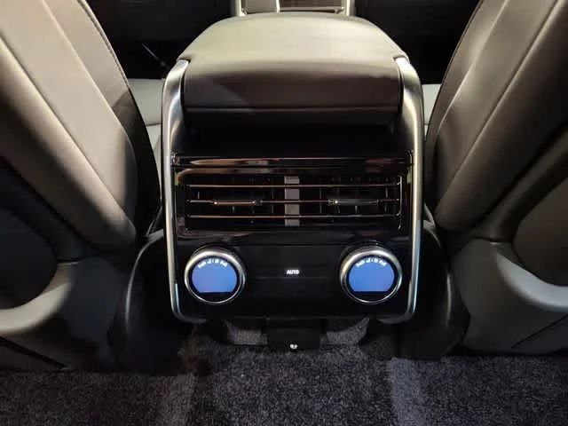 New 2026 Santorini Black Metallic Land Rover SE - P530 LWB 7 Seat image 49