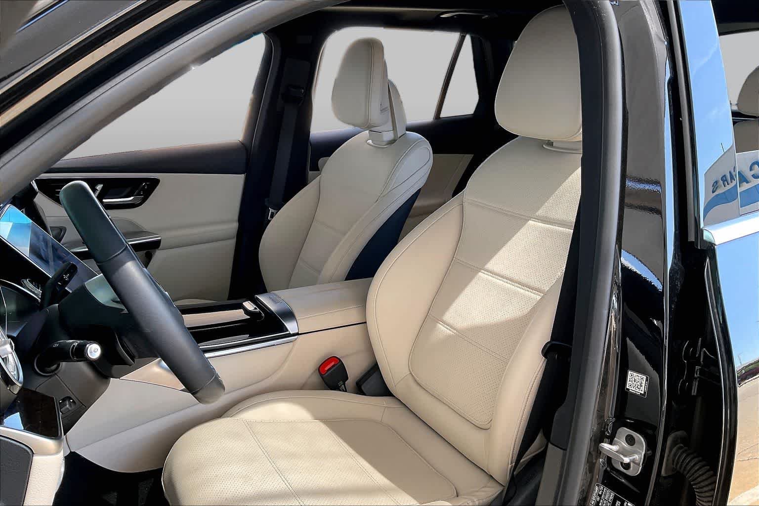 Used 2025 Obsidian Black Metallic Mercedes-Benz GLC 300 image 13