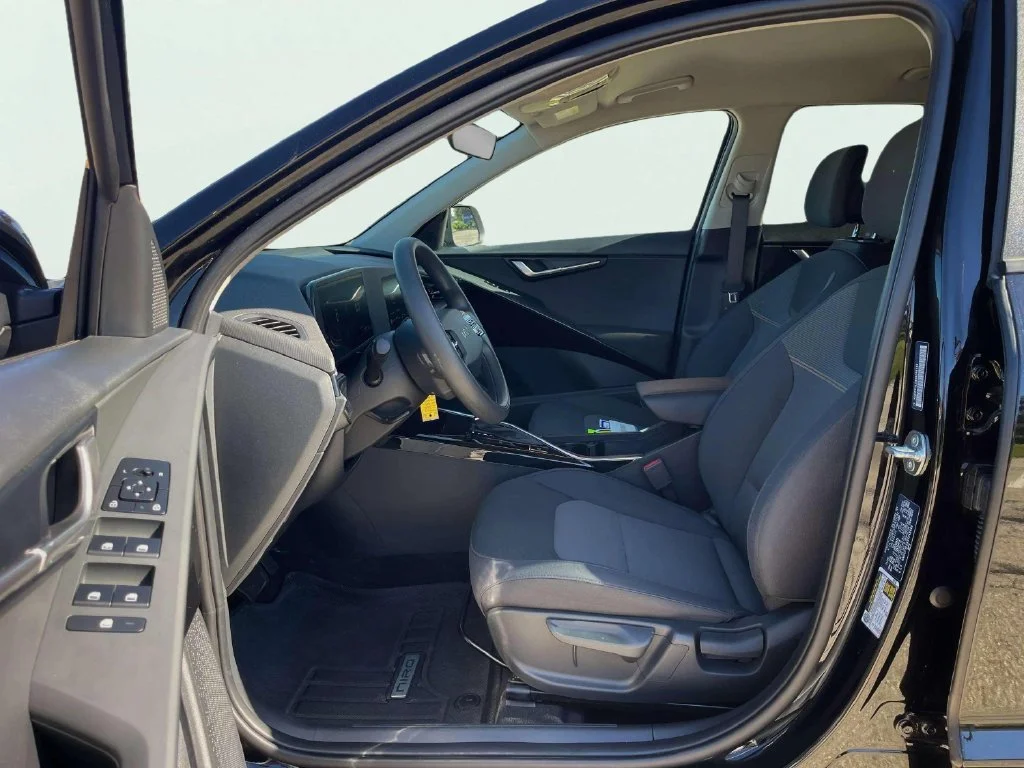 Used 2025 Aurora Black Pearl Kia LX image 20