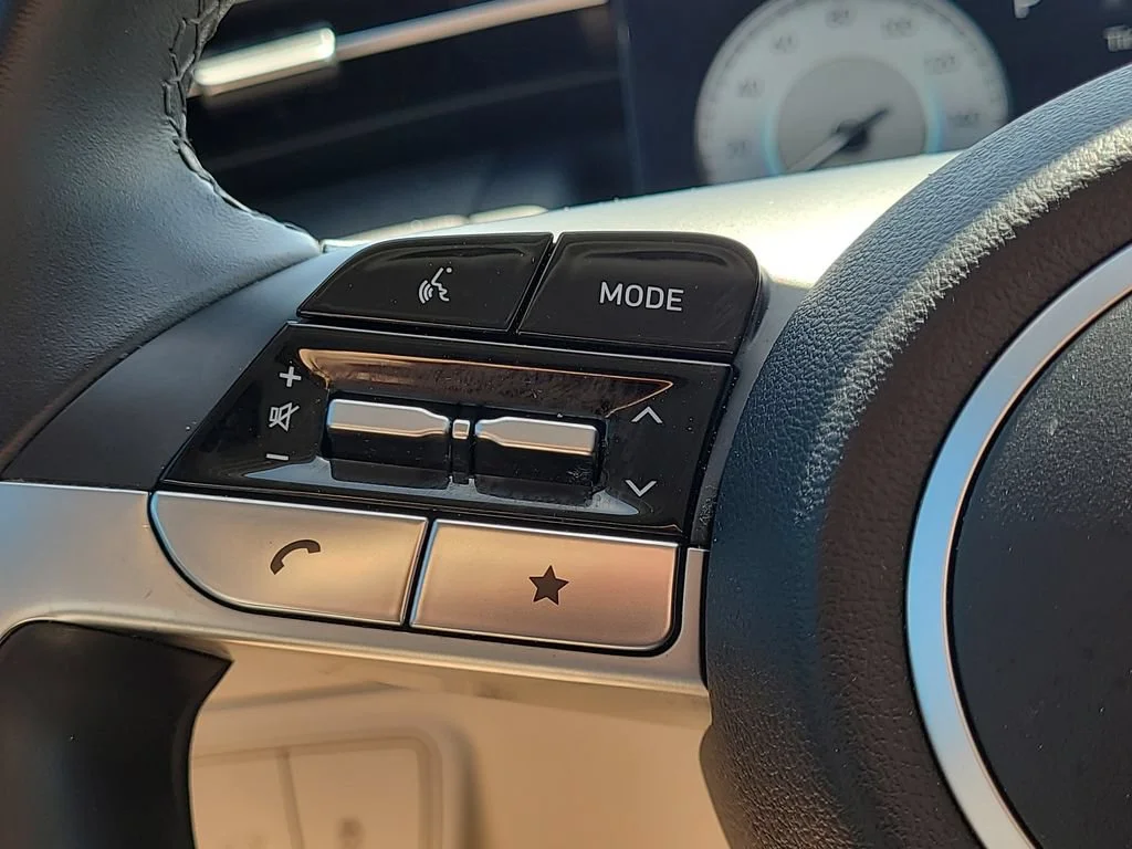 Used 2023 White Hyundai SEL image 19