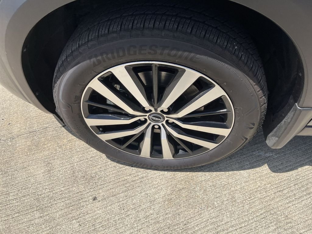 Used 2025 Gray Nissan Platinum image 12